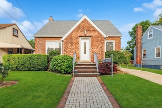 8 Clinton St, Elmont, NY 11003