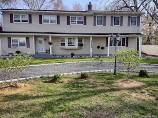 10 Maria Ct, Holbrook, NY 11741