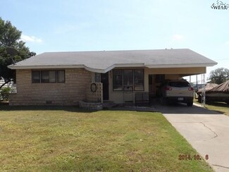403 E Bois d Arc St, Henrietta, TX 76365