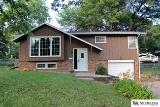 7105 Sun Valley Dr, Omaha, NE 68157