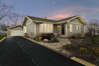2408 Sigwalt St, Rolling Meadows, IL 60008