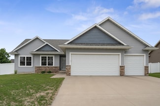 4854 Yellowstone Dr, Waterloo, IA 50701