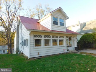 831 E Freedom Ave, Burnham, PA 17009