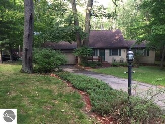 1203 Queensway Dr, Weidman, MI 48893