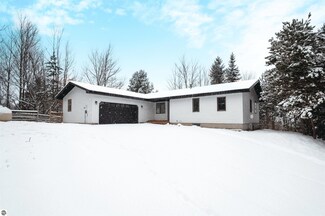 821 Alhambra Dr, Traverse City, MI 49696