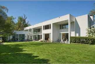 8 Lakewood Dr, Glencoe, IL 60022