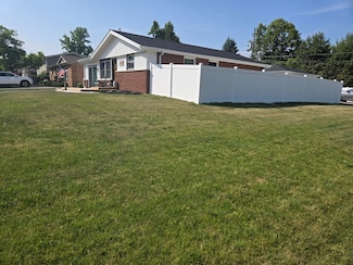 12813 E Playfield Dr, Midlothian, IL 60445