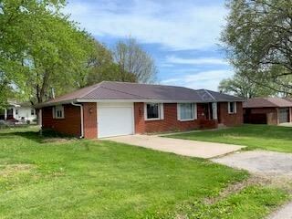 304 James St, Hamilton, MO 64644