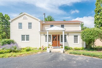 6N520 Thorn Rd, Roselle, IL 60172