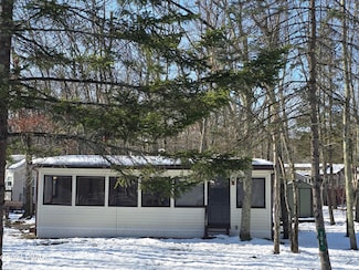 104 Shoshone Ct, Shohola, PA 18458