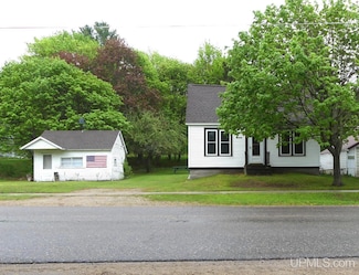 22019 Everett Ave, Grand Marais, MI 49839