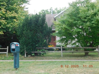 207 Garden Ln, Fowlerville, MI 48836
