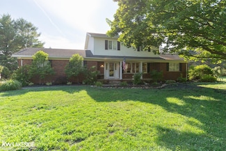 7687 Parshallville Rd, Fenton, MI 48430