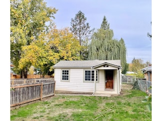 217 SE Mill St, Myrtle Creek, OR 97457