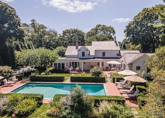 92 S Country Rd, Remsenburg-Speonk, NY 11960