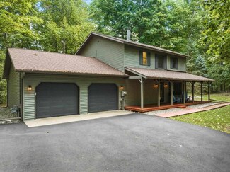 8100 Mulberry Ln, Charlevoix, MI 49720