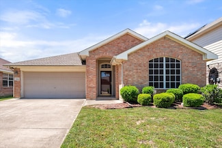 7636 Hollow Forest Dr, Fort Worth, TX 76123