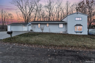 8165 Leonard Dr, Holly, MI 48442