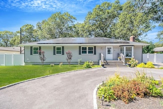 1514 Grundy Ave, Holbrook, NY 11741