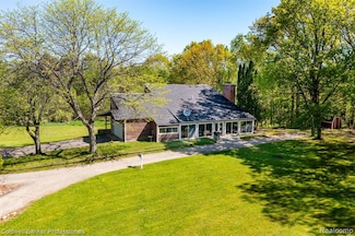 8899 Dwyer Rd, Howell, MI 48855