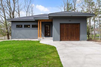 541 Peffer St, Harbor Springs, MI 49740