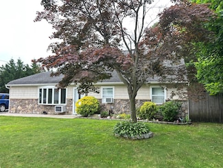 166 W 2nd St, West Islip, NY 11795