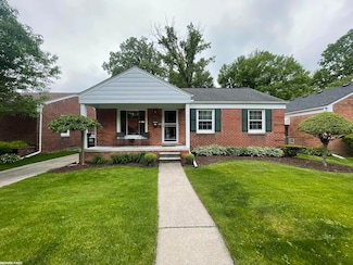 2029 Manchester Blvd, Grosse Pointe Woods, MI 48236