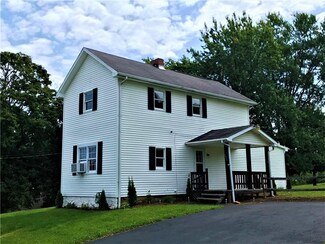 137 Aspen Ln, New Castle, PA 16101