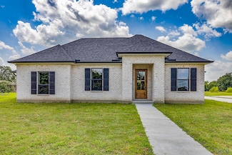 320 Grand Lakes Dr, Thibodaux, LA 70301