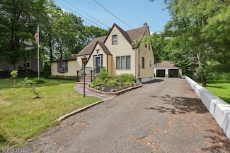 65 Pearl St, Bridgewater, NJ 08807