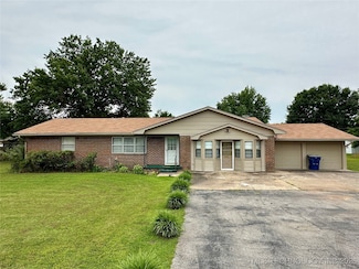705 W 3rd St, Skiatook, OK 74070