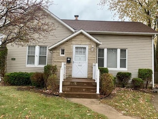 704 Cypress St, Manistee, MI 49660