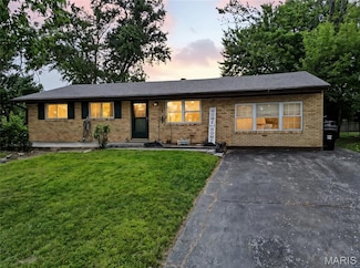 2023 Pincian Dr, Fenton, MO 63026