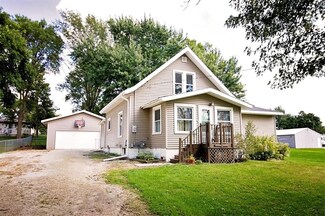 720 Park Ave, Center Point, IA 52213