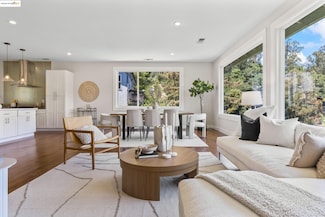6220 Valley View Rd, Oakland, CA 94611