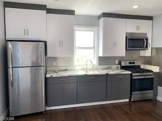 216 21st St, Irvington, NJ 07111