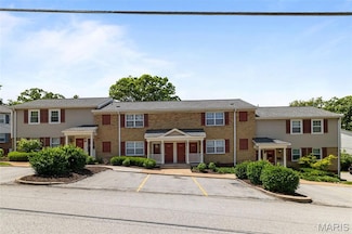 9106 W Swan Cir, Saint Louis, MO 63144