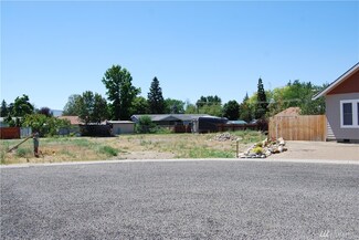701 Paintbrush Ln, Omak, WA 98841