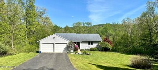 52 Curtis Ln, Troy, NY 12180