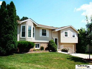 1205 Colonial Cir, Papillion, NE 68046