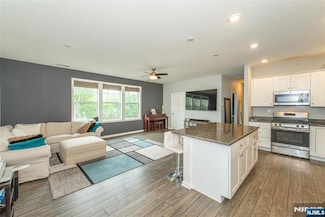 5 W River Styx Rd Unit 304, Hopatcong, NJ 07843