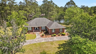 7 S Lake Dr, Jesup, GA 31546