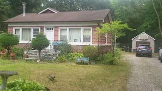 79 Oregon Ave, Medford, NY 11763