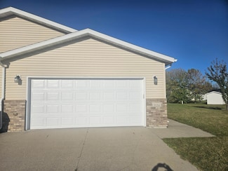 3334 10th St S, Moorhead, MN 56560