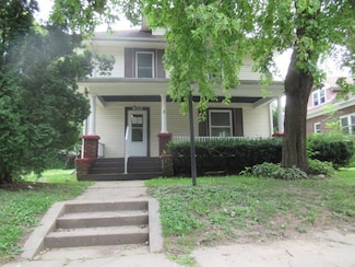 1011 S Maple Ave, Freeport, IL 61032