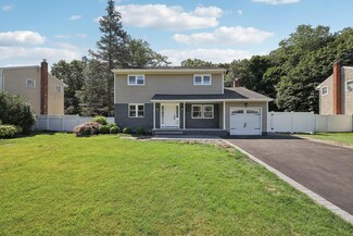 12 Somerset Dr, ComMacK, NY 11725