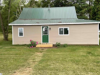 702 N Grafton Rd, Ithaca, MI 48847