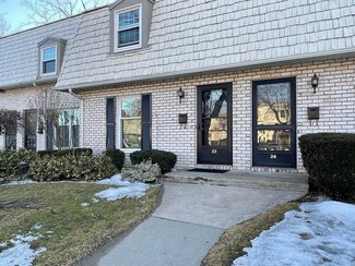 23 Plantation Dr, Agawam, MA 01001