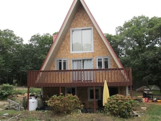 11 Pennsylvania Ave, Oak Bluffs, MA 02557