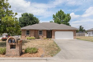 1349 E Cambridge St, Bolivar, MO 65613